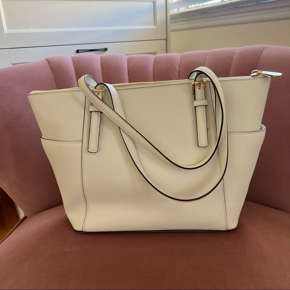 Like new MK Tote Bag ✨ - Picture 2 of 4